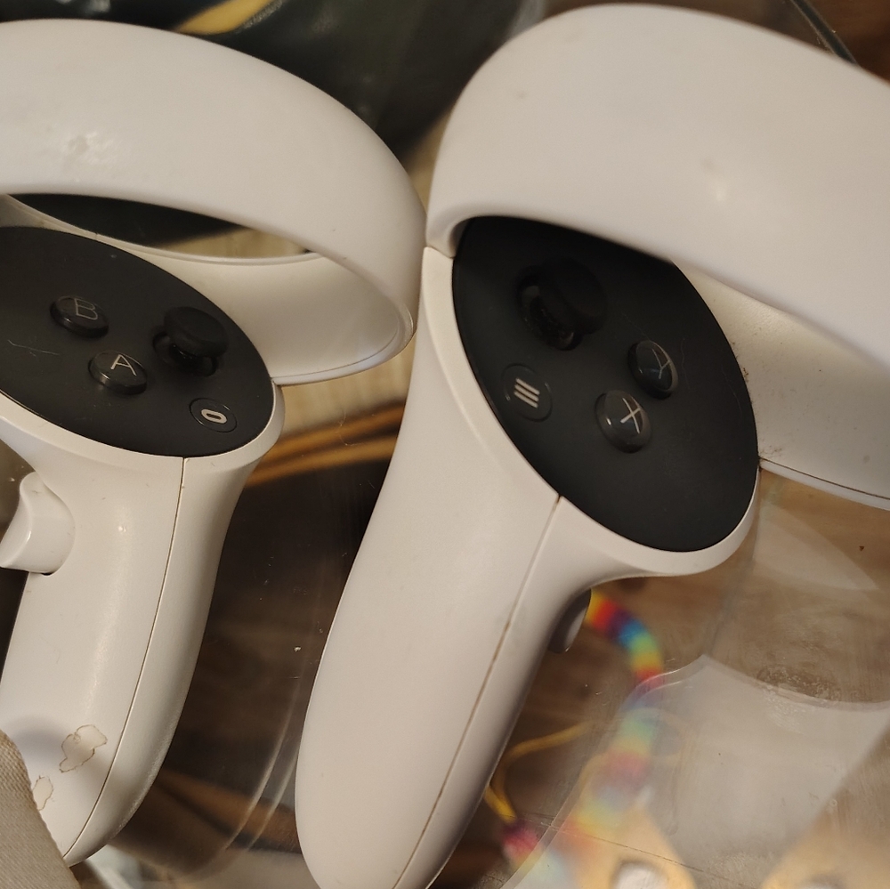 2 VR Headsets and 3 Controllers - Picture 4 of 4